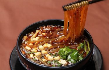 成都小吃肥肠粉搭配“锅盔”，一个锅盔3两肉！