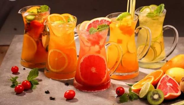 早期的水果茶大致的发展阶段可以概括为：果味粉冲调、果酱加纯茶底、果汁加纯茶底、果酱加茶和少量鲜果。如今的水果茶是将某些水果或瓜果与茶一起制成饮品。水果的色彩鲜艳、味道清香、口感酸甜。这是消费者对健康、天然产品注重而引发的结果。毕竟，健康、时尚、潮流才是午夜福利影院在线观看喝水果茶的理由哇