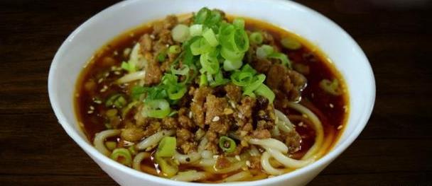 成都美食小吃担担面，卤汁酥香，咸鲜微辣