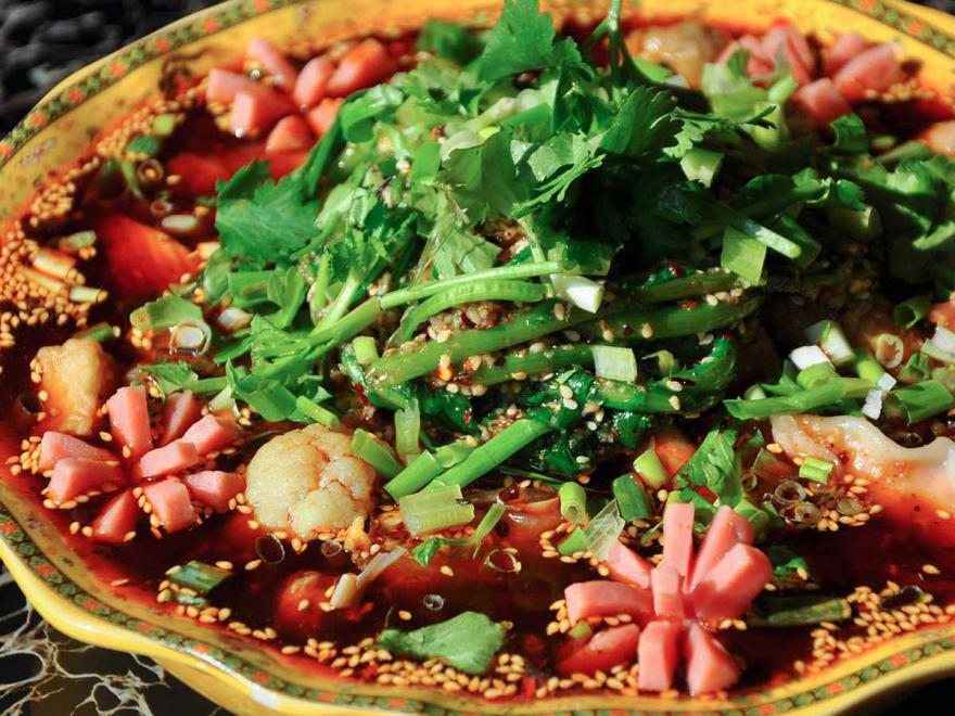 冒菜也叫火锅菜，是一种烫煮的形式