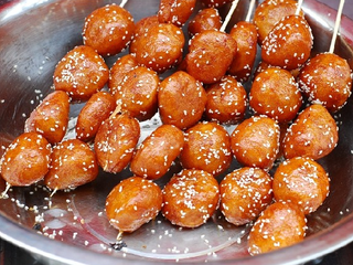 外酥里脆的糖油果子，成都的风味小吃之一，做起来如此简单