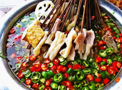  学青红油钵钵鸡技术做法哪里好？传统的小吃