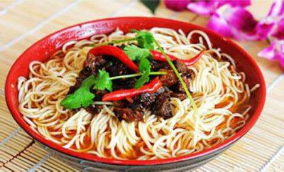 重庆小面技能训练哪家比较好？成都小吃训练中心